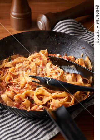 フライパンで調理したボロネーゼフィットチーネ 98380849