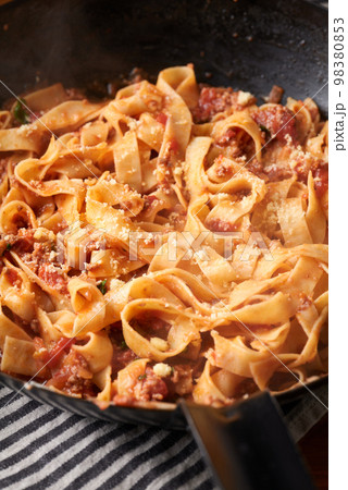 フライパンで調理したボロネーゼフィットチーネ 98380853