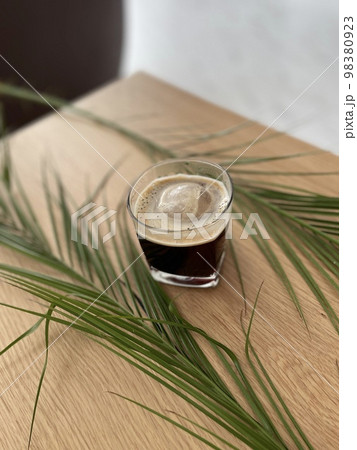 テーブルの上に置かれたアイスコーヒー 98380923