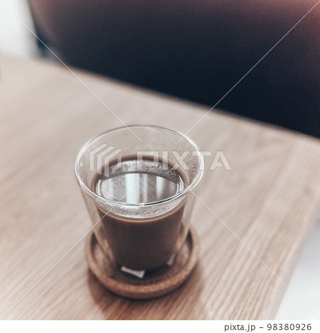 昼下がりに飲むコーヒー 98380926