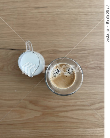 コーヒーとミルク 98380927