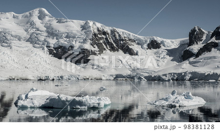 Snowy mountains in Paraiso Bay, Antartica. 98381128