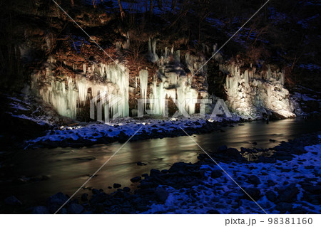 埼玉県/ 美しくライトアップされた三十槌の氷柱(みそつちのつらら)夜景 埼玉県/ 美しくライトアップされた三十槌の氷柱(みそつちのつらら)夜景 98381160