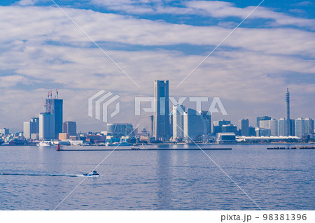 （神奈川県）横浜みなとみらい・大黒大橋からの眺め　行き交う船 98381396