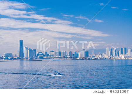 （神奈川県）横浜みなとみらい・大黒大橋からの眺め　行き交う船 98381397