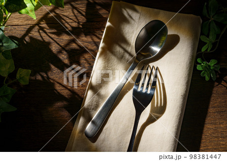 スプーンとフォーク スプーンとフォーク 98381447