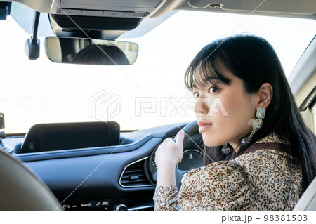 目視で確認する女性ドライバー 目視で確認する女性ドライバー 98381503