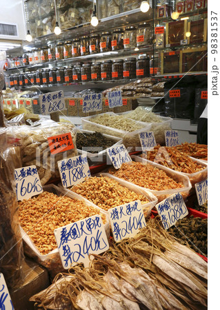 香港・徳輔道西の干し貝柱、塩干し魚などを売る店。何の料理に使うのか分からないものもある 香港・徳輔道西の干し貝柱、塩干し魚などを売る店。何の料理に使うのか分からないものもある 98381537