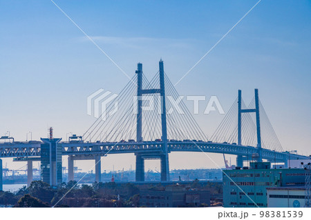 （神奈川県）横浜みなとみらい・大黒大橋からの眺めるベイブリッジ 98381539