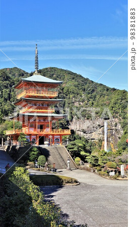 那智山青岸渡寺三重塔と那智滝(和歌山県那智勝浦町) 那智山青岸渡寺三重塔と那智滝(和歌山県那智勝浦町) 98381883