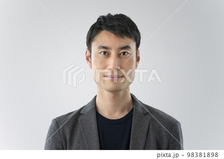 カメラ目線の30代のビジネスマン 98381898