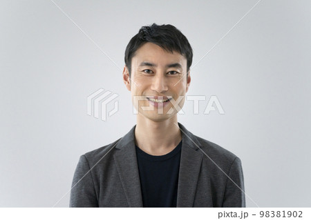 カメラ目線の30代のビジネスマン 98381902