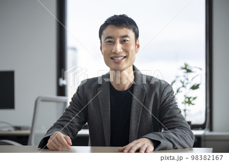 カメラ目線で笑顔の30代のビジネスマン 98382167