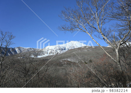雪が積もった冬の那須連山の風景 雪が積もった冬の那須連山の風景 98382214