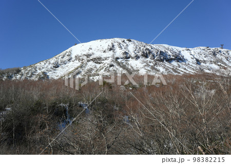 雪が積もった冬の那須連山の風景 雪が積もった冬の那須連山の風景 98382215