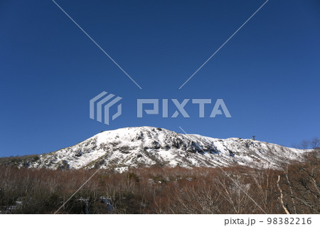 雪が積もった冬の那須連山の風景 雪が積もった冬の那須連山の風景 98382216
