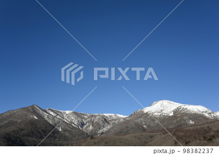 雪が積もった冬の那須連山の風景 雪が積もった冬の那須連山の風景 98382237