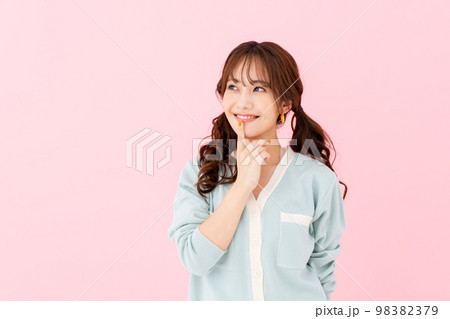 若い女性のビューティ 98382379