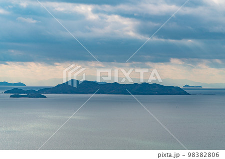 高山の頂上から見た走島　岡山県笠岡市白石島 98382806