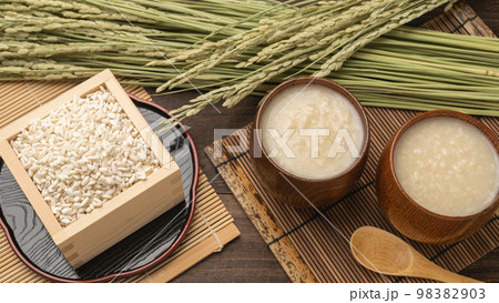 甘酒と米麹と稲穂 甘酒と米麹と稲穂 98382903