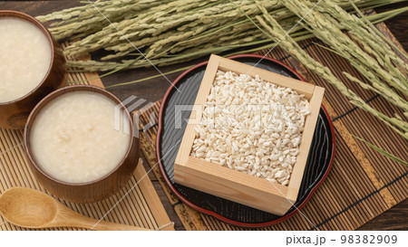 米麹と甘酒と稲穂 98382909