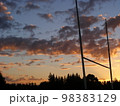 ニュージーランドの夕日とラグビーのゴールポスト 98383129
