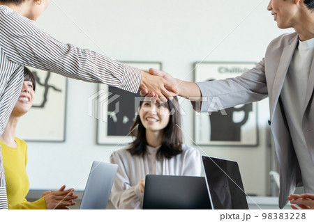 ビジネスシーン　握手　手元 98383228