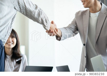 ビジネスシーン　握手　手元 98383230