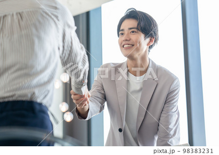 ビジネスシーン　握手　手元 98383231