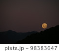 山の稜線と満月 98383647