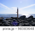 海と小さな灯台 98383648