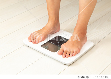 体重計にのる女性の足元 98383810