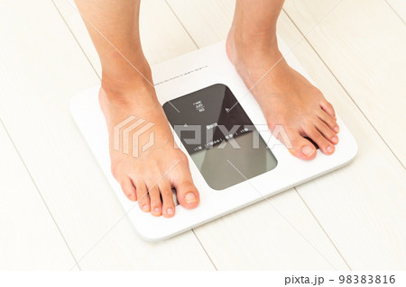 体重計にのる女性の足元 98383816