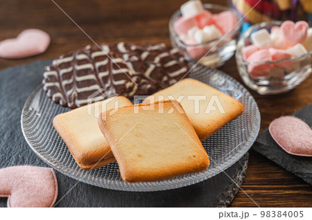ラングドシャとチョコビスケット 98384005
