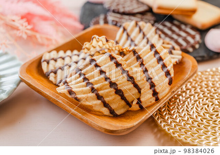 チョコレートがけポテトチップス チョコレートがけポテトチップス 98384026