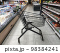 スーパーの買い物カート 98384241