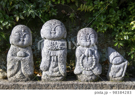 かわいい石のお地蔵さんが4体並ぶ画像の写真素材 [98384283] - PIXTA