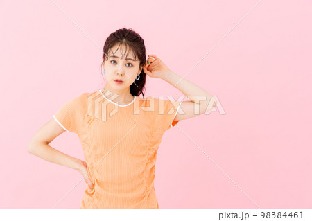 若い女性のビューティ 98384461