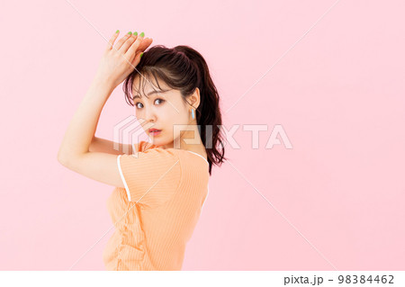 若い女性のビューティ 98384462