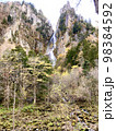 冬にかかった秋口の層雲峡の滝 98384592