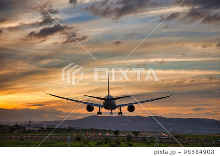 夕日と飛行機 夕日と飛行機 98384908