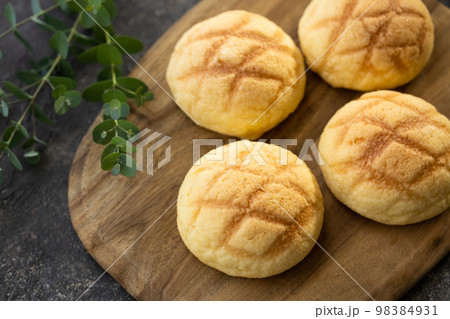 美味しいメロンパン 98384931