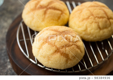 美味しいメロンパン 98384936