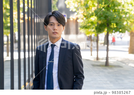 スーツを着たかっこいい男性　サラリーマン　新卒　転職　ビジネス　ポートレート　オフィス街 98385267