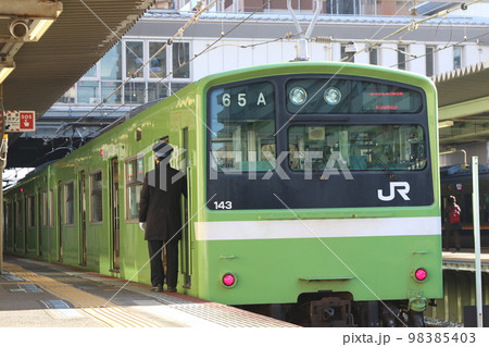 放出駅に停車中の「国鉄201系電車」 98385403