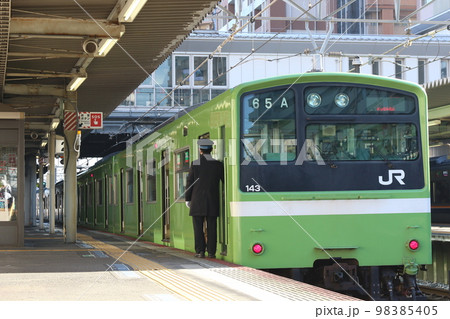 放出駅に停車中の「国鉄201系電車」 放出駅に停車中の「国鉄201系電車」 98385405