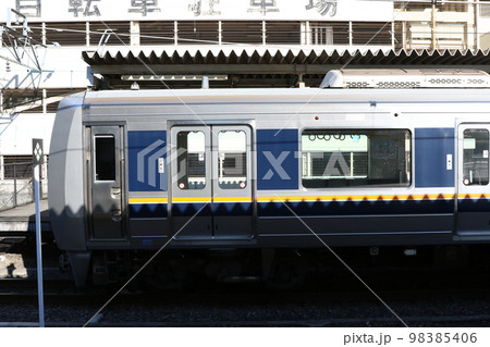 放出駅に停車中の「JR西日本207系電車」 放出駅に停車中の「JR西日本207系電車」 98385406