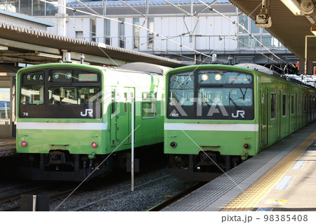 放出駅に停車中の「国鉄201系電車」 放出駅に停車中の「国鉄201系電車」 98385408