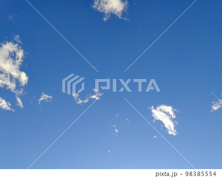 広がる青空に浮かぶパラパラと白い雲 広がる青空に浮かぶパラパラと白い雲 98385554