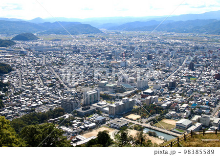 本丸跡からの眺望・南方面・鳥取城跡(鳥取県・鳥取市) 本丸跡からの眺望・南方面・鳥取城跡(鳥取県・鳥取市) 98385589